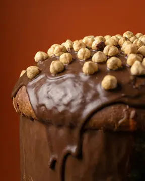 Panettone al cioccolato con nocciole